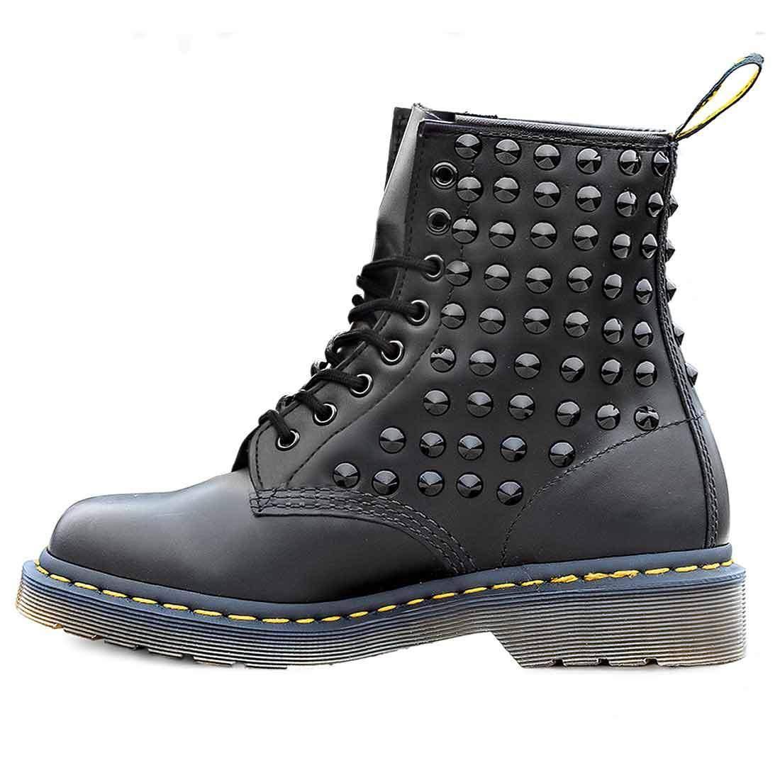 anfibi dr martens personalizzati completamente ricoperti con borchie a cono di colore nero 