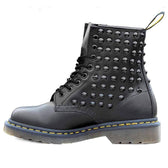 anfibi dr martens personalizzati completamente ricoperti con borchie a cono di colore nero 