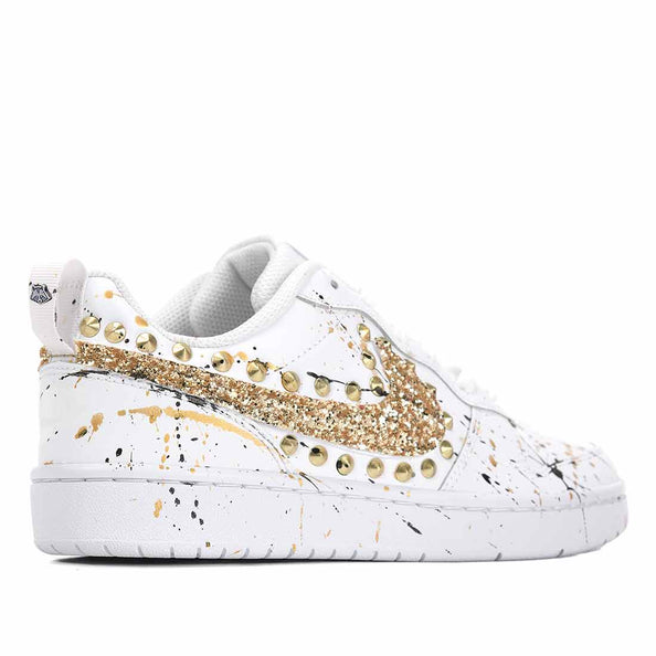scarpe nike bianche con schizzi di vernice oro e borchie dorate