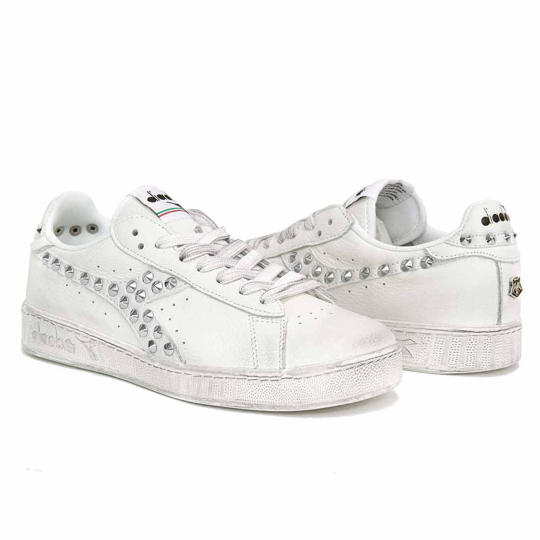 sneakers diadora game low bianche con borchiette sul baffo