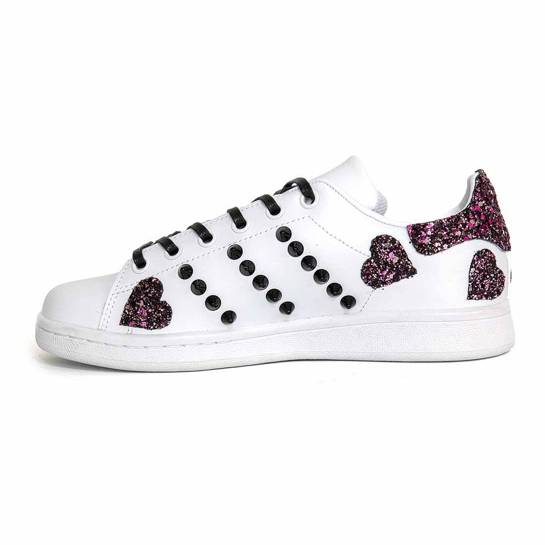 sneakers personalizzate con cuoricini in glitter viola e borchiate