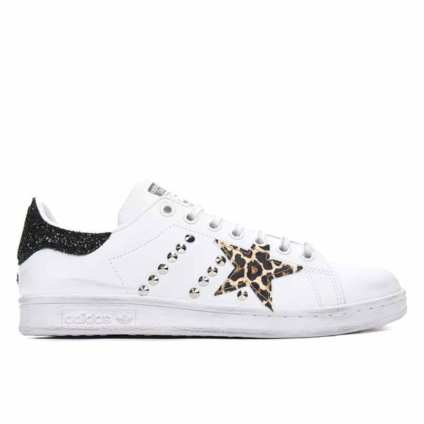 Stan Smith personalizzate con borchiette argento e stelle in animalier