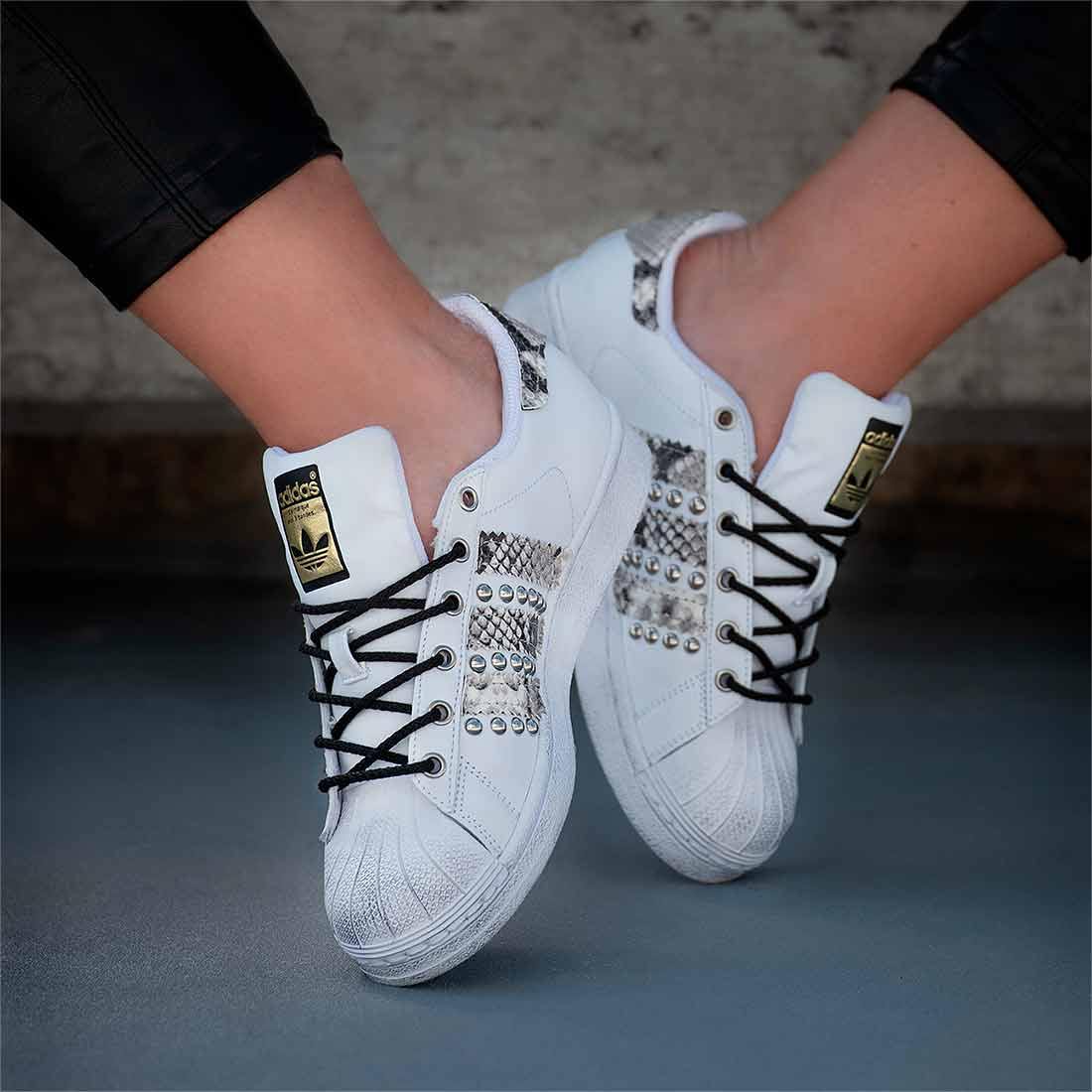 Superstar Pitonate Sneakers Personalizzate marca Adidas da donna colore bianco