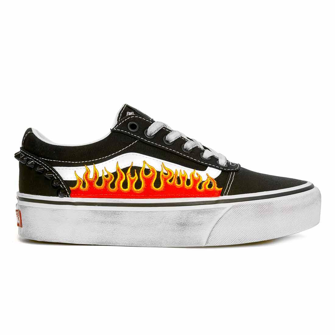 vans basse con borchie nere lucide e fiamme rosse